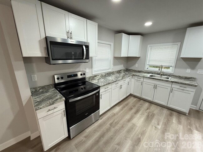 Building Photo - 707 N Main St