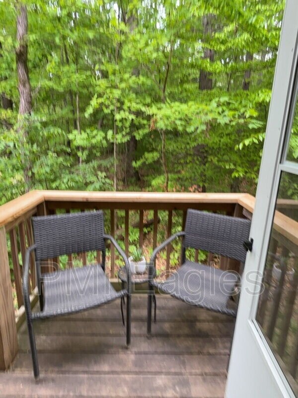 Building Photo - 135 Country Ln