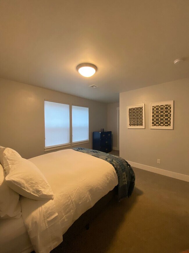 Building Photo - Great Location in Hood River Spacious 5-Bedroom Home with Private Bathrooms & Spacious Open Layout