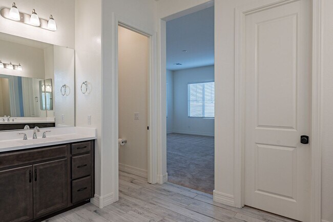 Building Photo - 5 BEDROOM 4 BATH SINGLE FAMILY HOME