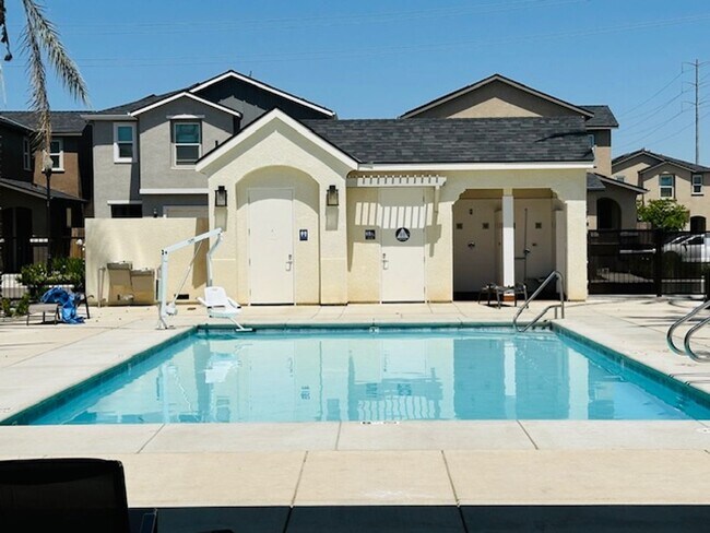 Building Photo - $2,350 Raleigh Dr, 3 Bed, Gated Community, Solar & HOA Pool, Clinton & Armstrong