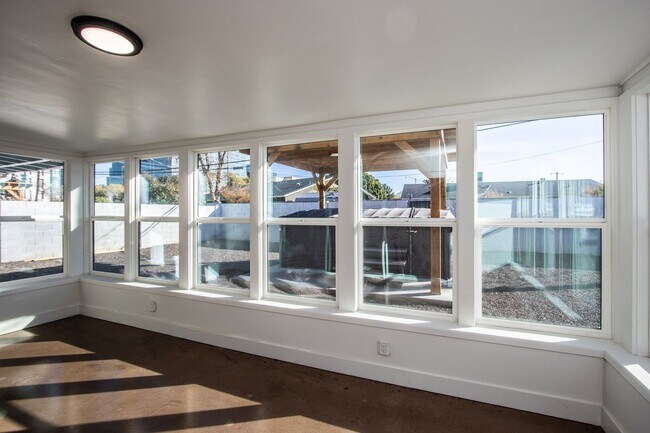 Building Photo - Biltmore District Luxury – 3 month leases avaialble 2,795.00