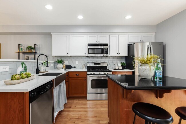 Building Photo - 7123 Shinkle Pl SW