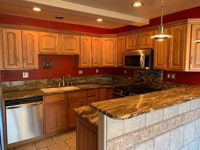 Building Photo - Secure your boat dock before summer!  Unfurnished 3 bed, 2 bath condo with marina and mountain vi...