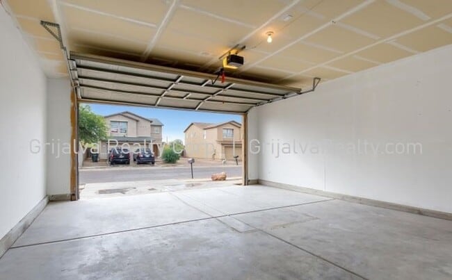Building Photo - Beautiful 3 Bedroom 3 Bath House in Drexel...