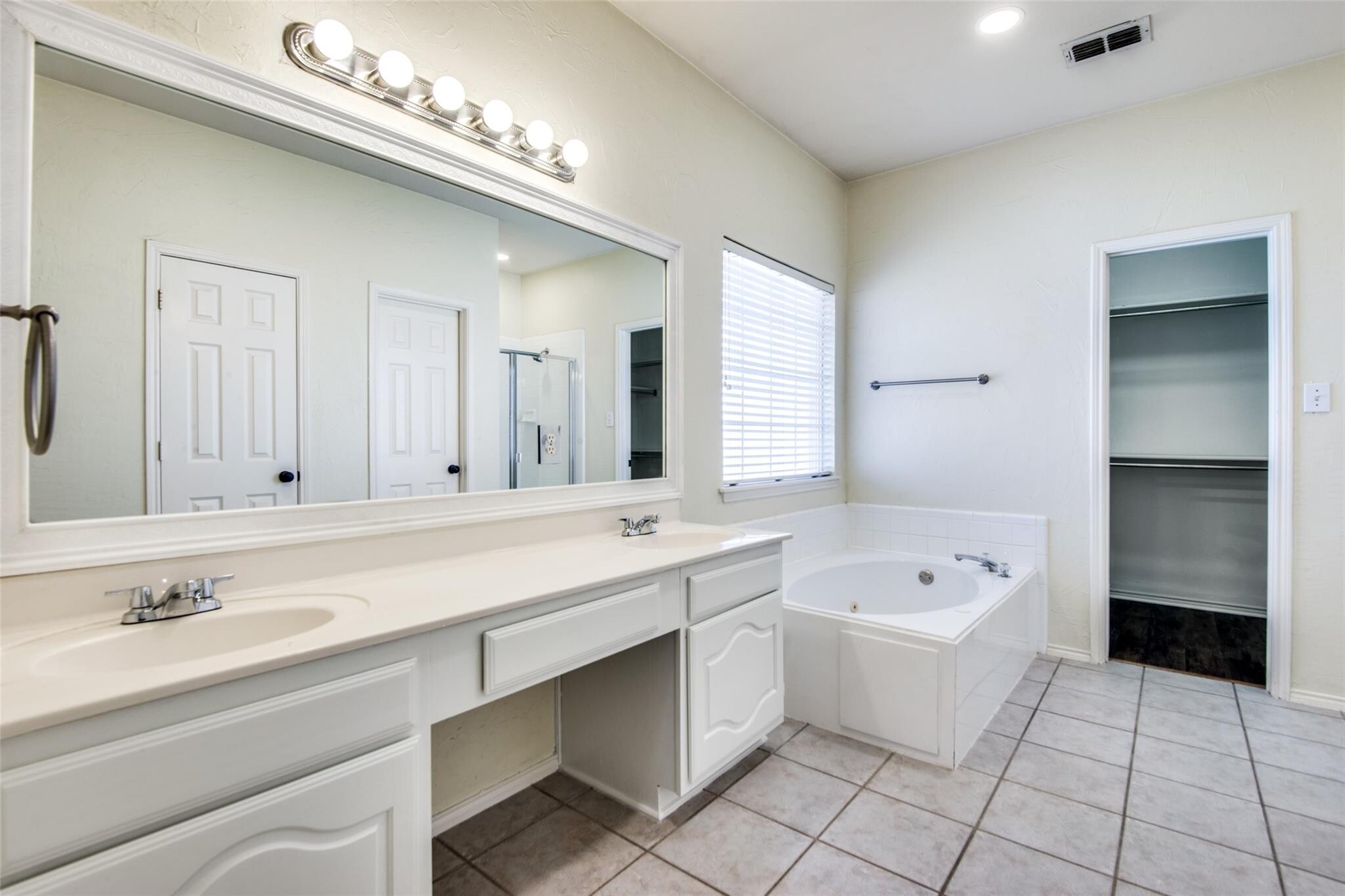 Dual sinks and soaking tub - 5121 Timber Park Dr