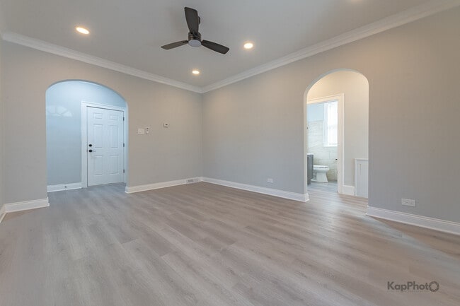 Building Photo - 6259 W Peterson Ave