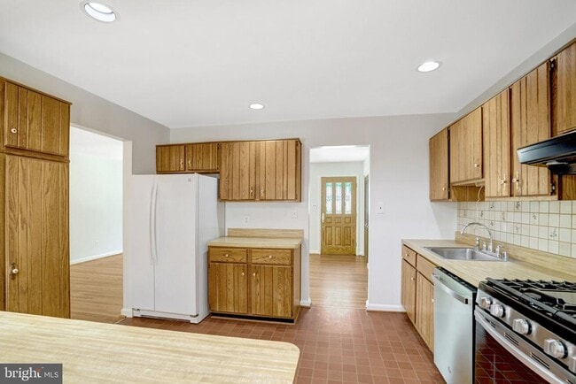 Building Photo - 8236 Governors Ct