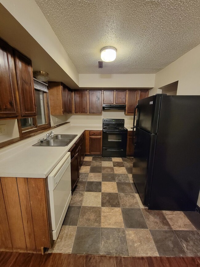 Building Photo - 2 Bedroom | 1 Bathroom Lower Level Duplex ...