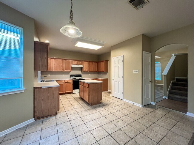 Building Photo - 340 Meadow Park