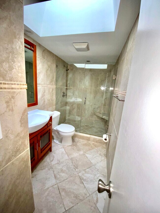 Building Photo - 6447 Parkview Dr
