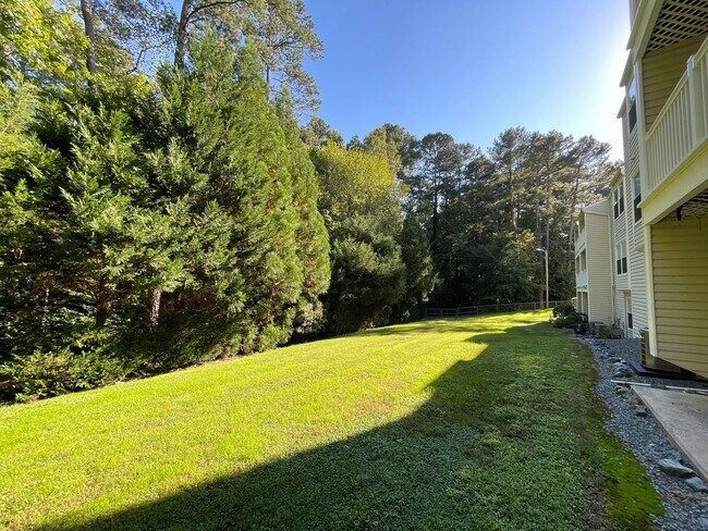 Building Photo - Perfectly located, quiet apartment complex just south of UNC, for graduate / med students - Inclu...