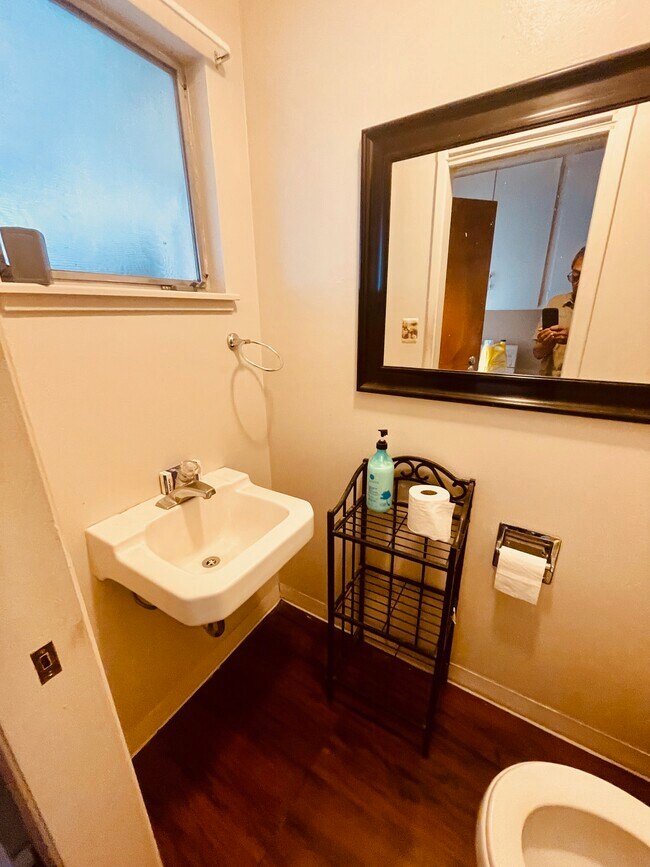 Building Photo - 1121 W Churchill St