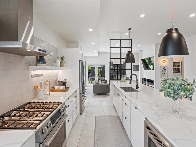 Building Photo - Luxury 3-Bed, 3.5-Bath Denver Home with Ro...