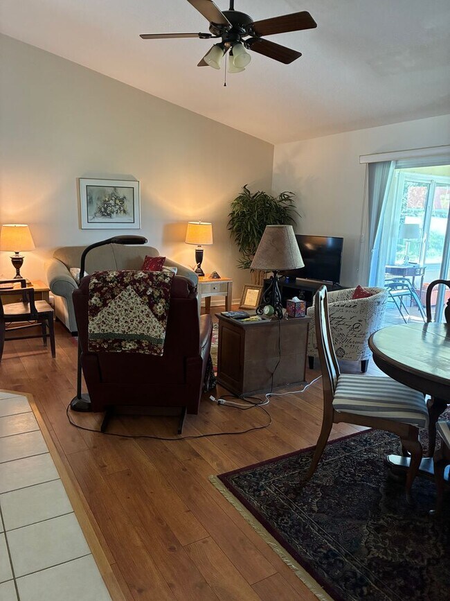 Building Photo - Discover this well-located 3-bedroom, 2-bath home in Palm Coast!