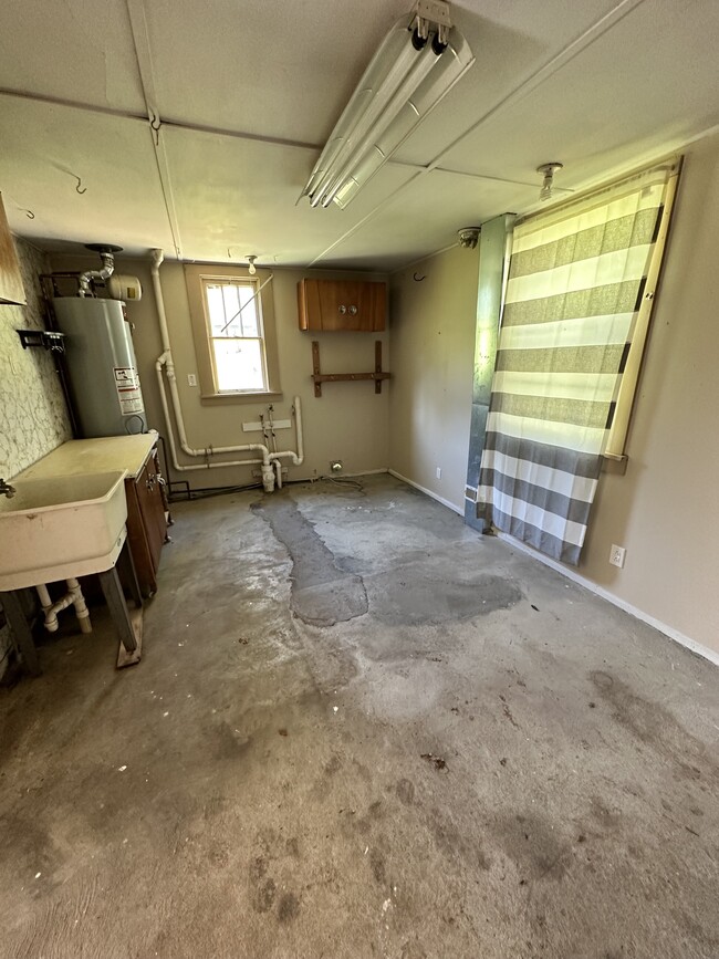 utility room/laundry room - 1005 N 17th St