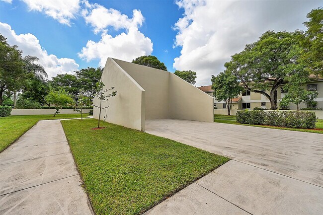 Building Photo - 719 Gardens Dr