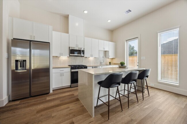 Building Photo - 5903 Urban Pnes St