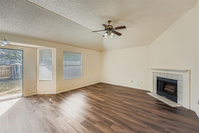 Building Photo - 1609 Honeysuckle Ln