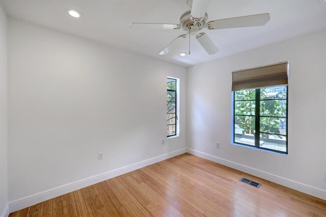 Building Photo - 1708 Briar St