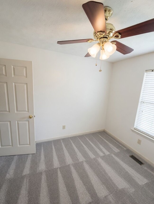 Building Photo - Spacious and beautiful Hendersonville home