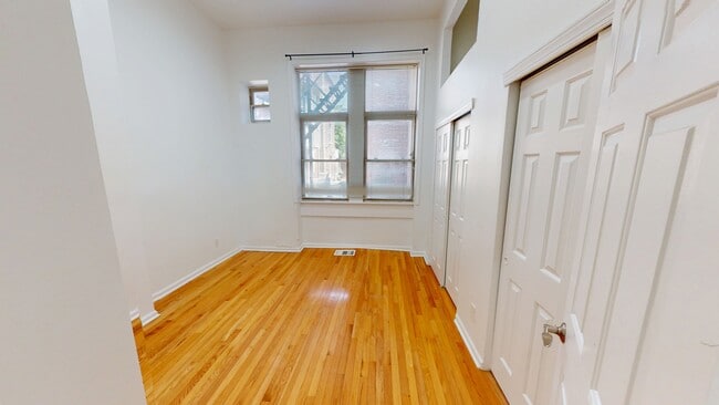 Building Photo - 327 S 12th St