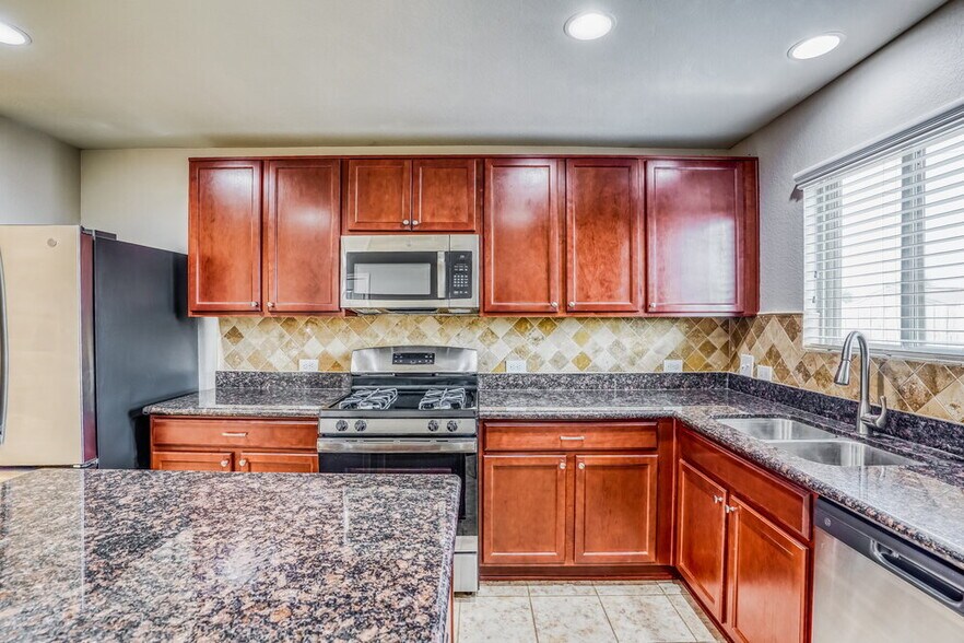 Building Photo - 6450 Dayridge Ln