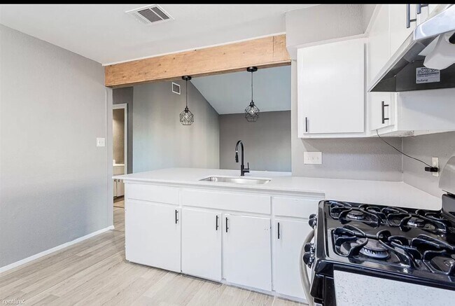 Building Photo - 4900 E Stassney Ln