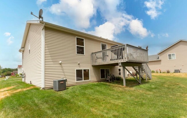 Building Photo - 5900 Clear Pointe Dr SE