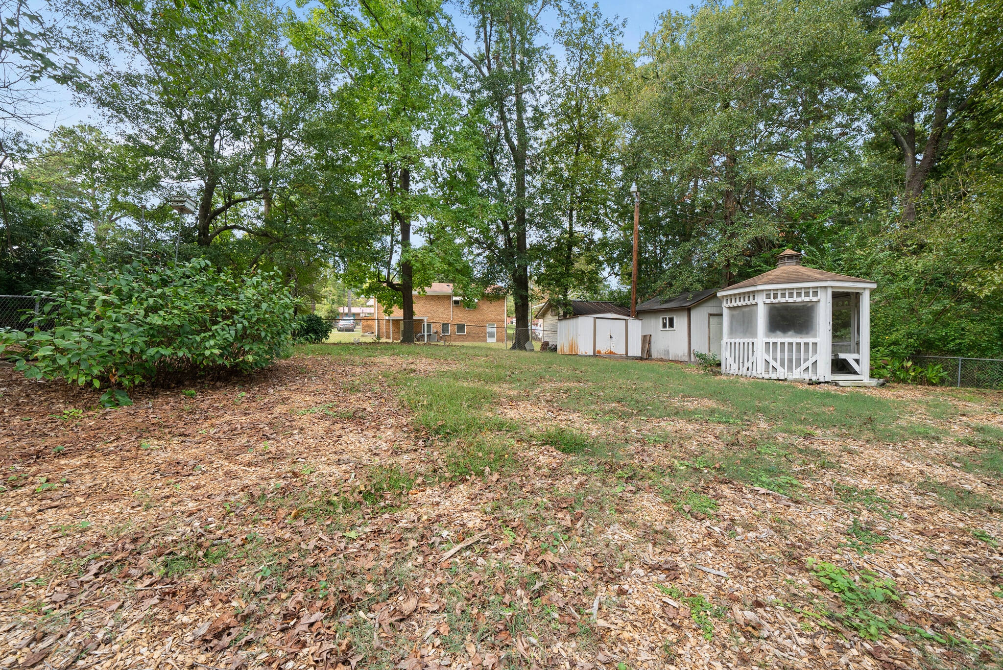 Fenced-in back yard - 2910 Driftwood Dr