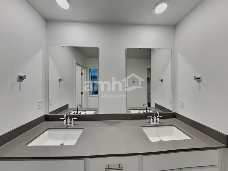 Building Photo - 8560 47th Pl NE