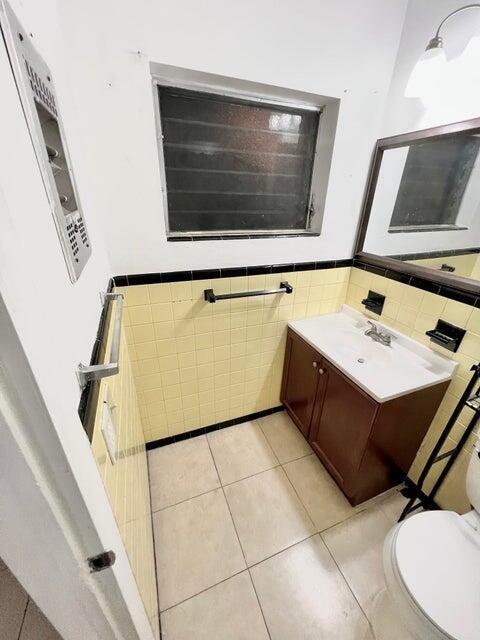 Building Photo - 340 W Blue Heron Blvd