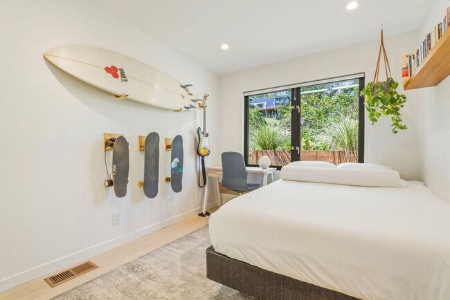 Building Photo - Beautifully Remodeled 4BR + Office Mill Valley Home — Furnished, Private 3/4-Acre Setting, Walk t...