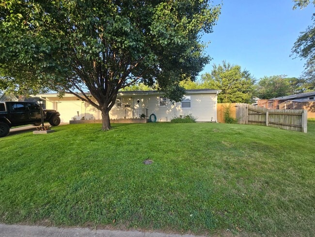 Building Photo - 3-4 bedroom ranch with attached garage, fe...
