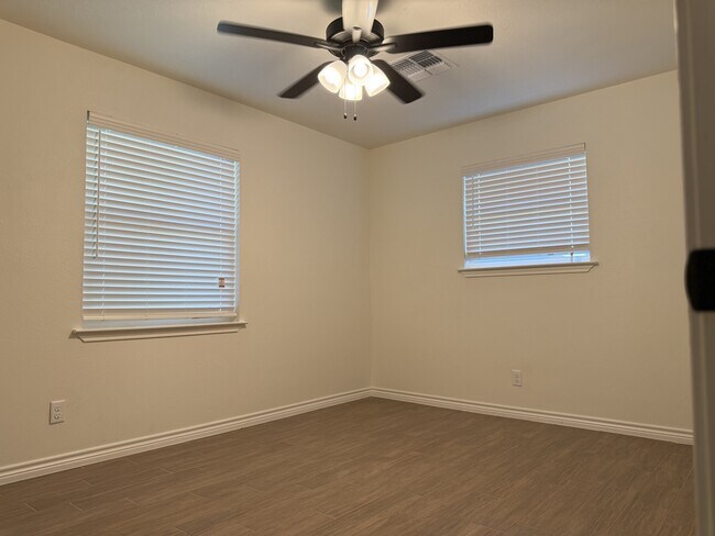 Building Photo - 2303 Debra Cir