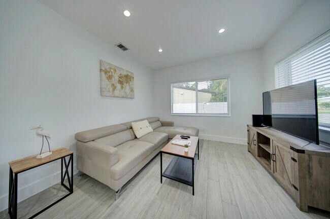 Building Photo - 4548 SW 24th Ave