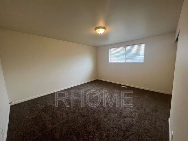 Building Photo - 267 W Center St