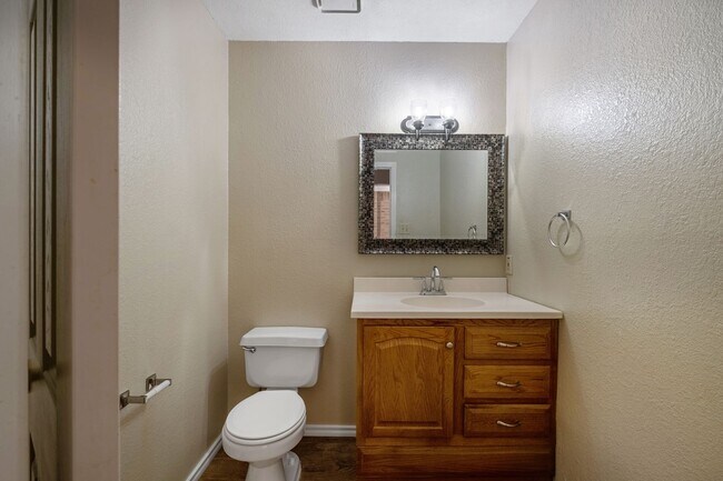 Building Photo - Stunning 4 Bedroom, 2.5 Bath Home in Block...