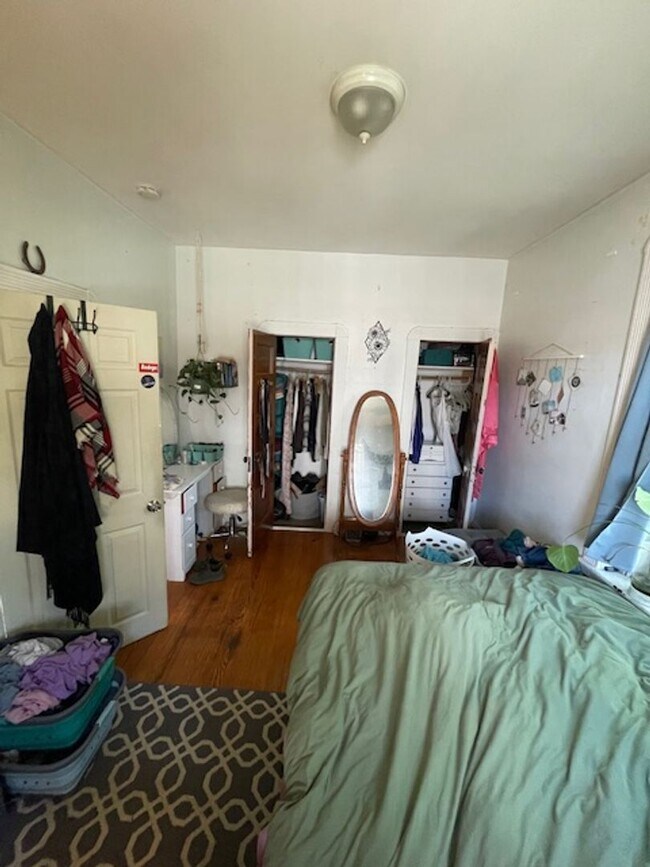 Building Photo - Don't miss out on this 3 bed 1 bath