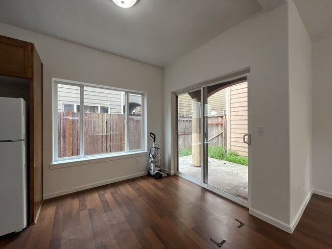 Building Photo - Bright End-Unit Townhouse with a Loft & Covered Patio