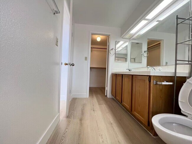 Building Photo - 10001 Dove Ridge Dr