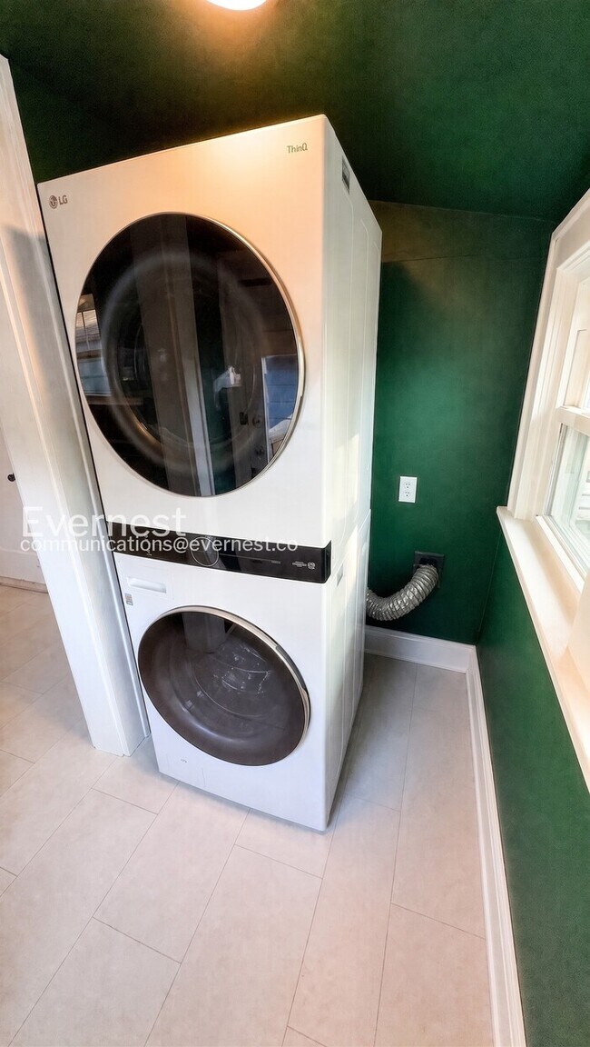 Building Photo - 2 Bed/1.5 Bath Home with Fenced Yard & Garage / Pet-friendly /Coming Soon!