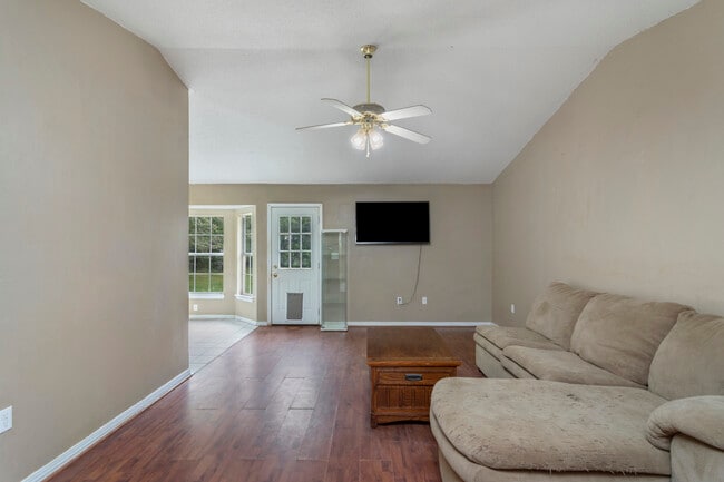 Building Photo - 14 Flora Cove