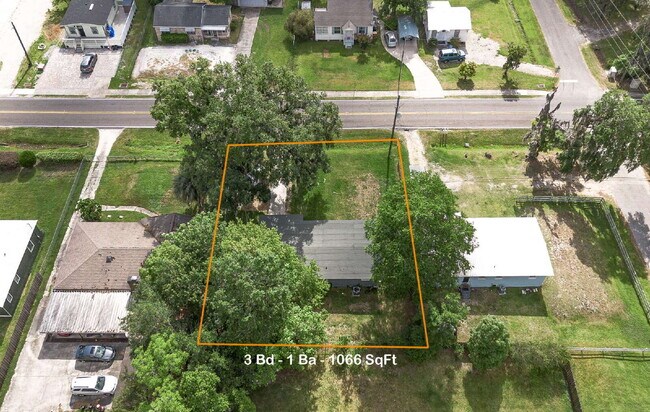Building Photo - "Cozy 3-Bedroom Gem with a Gated Private B...