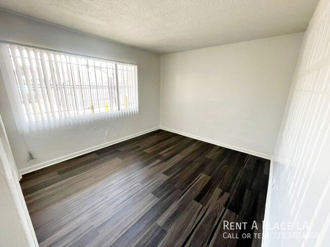 Building Photo - 918 W 66th St