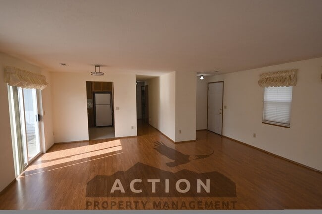 Building Photo - 2 bed, 2 bath, 1 car garage- water, sewer,...