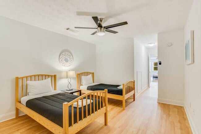 Building Photo - 1408 Aramore Dr SE