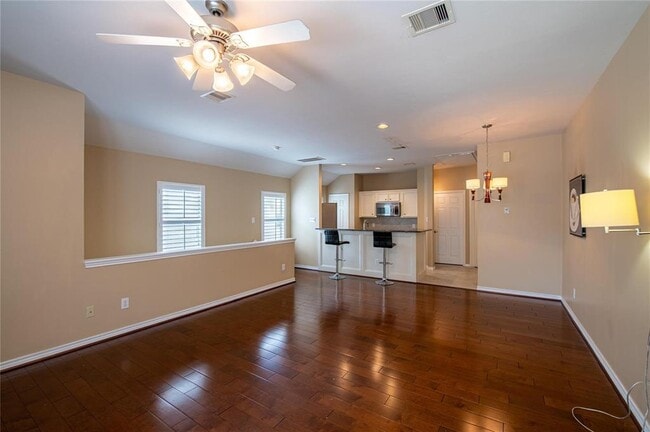 Building Photo - 915 W Heights Hollow Ln