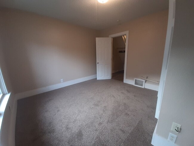 Building Photo - 3 Bedroom, 1 Bathroom home with new kitchen!