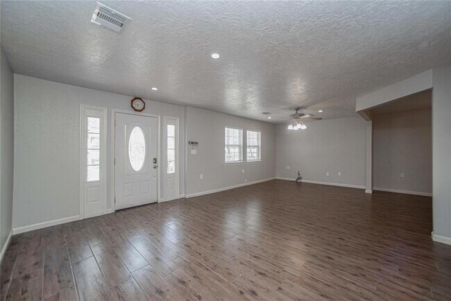Building Photo - 10700 Deer Hill Dr